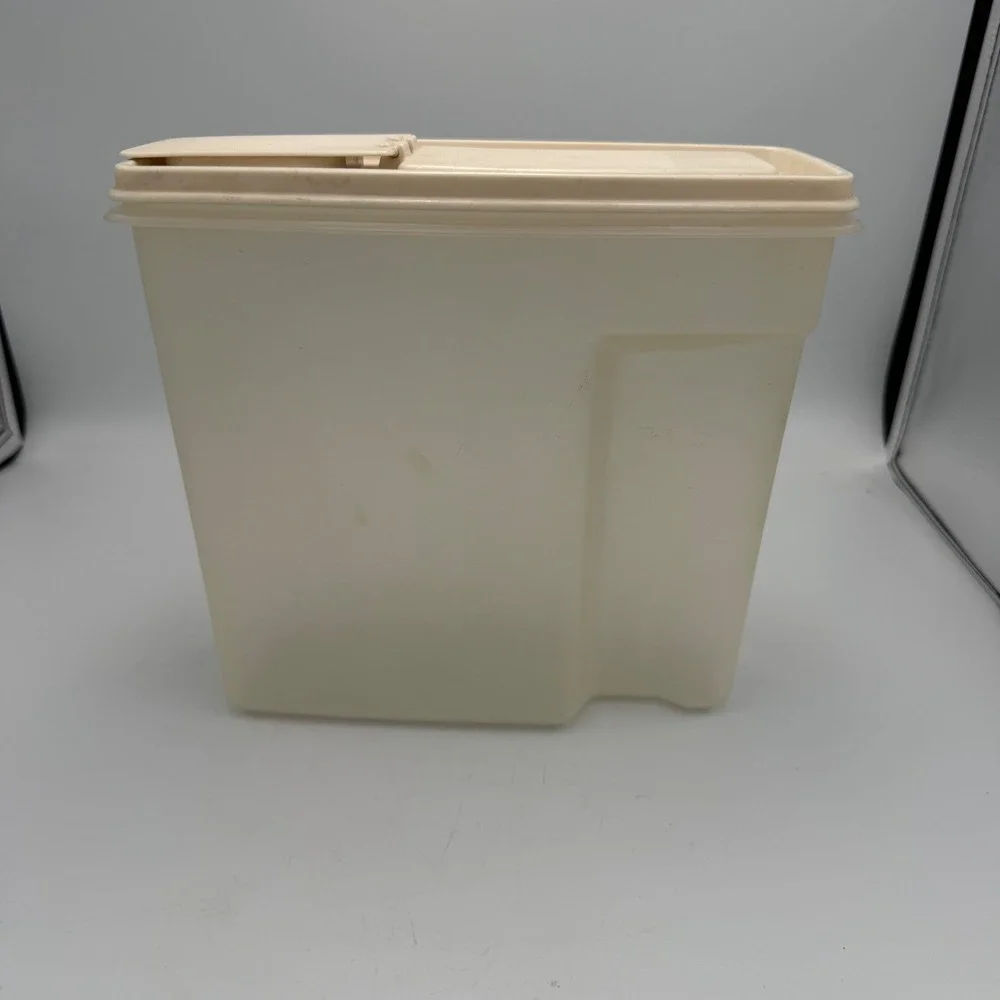 Rubbermaid Servin Saver 13 Cup Cereal Keeper Storage Container Flip Top Almond
